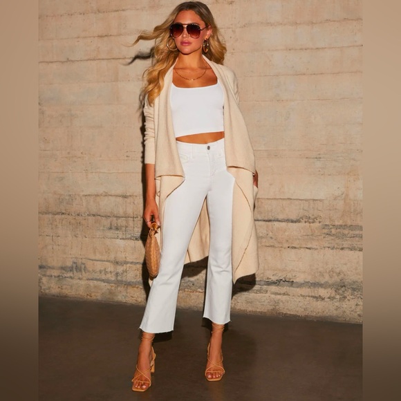 Pocketed knit cardigan in oatmeal
Vici brand - Picture 2 of 3